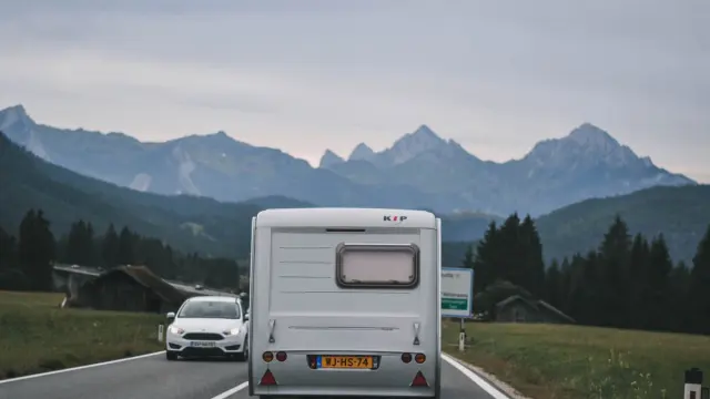 750 Kg Altı ve Üstü Çekme Karavan Sigortası 2026: O1-O2, Plaka ve Tescil Rehberi